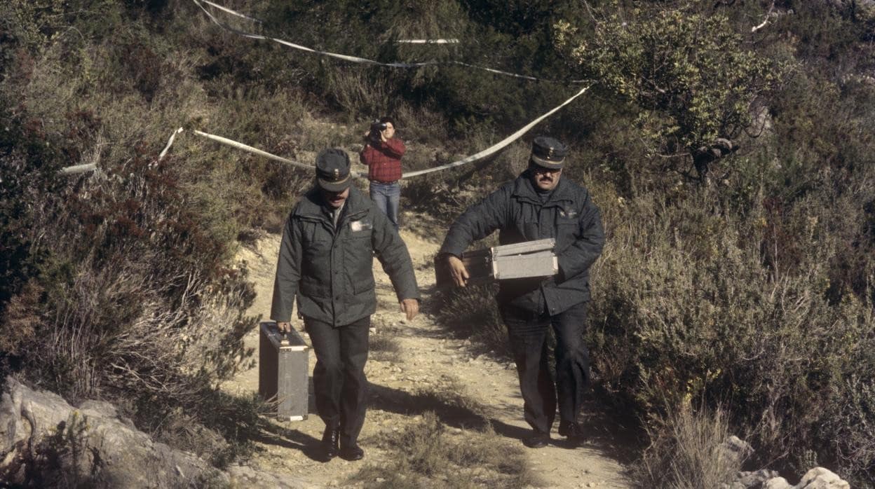 Imagen de agentes de la Guardia Civil tomada el 28 de enero de 1993 junto a la fosa en la que encontraron los cuerpos de las niñas de Alcàsser