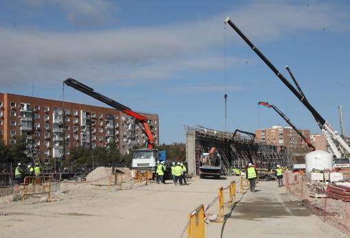 Las grúas elevan parte de las paredes que sustentarán la tapa de la ampliación de Madrid Río