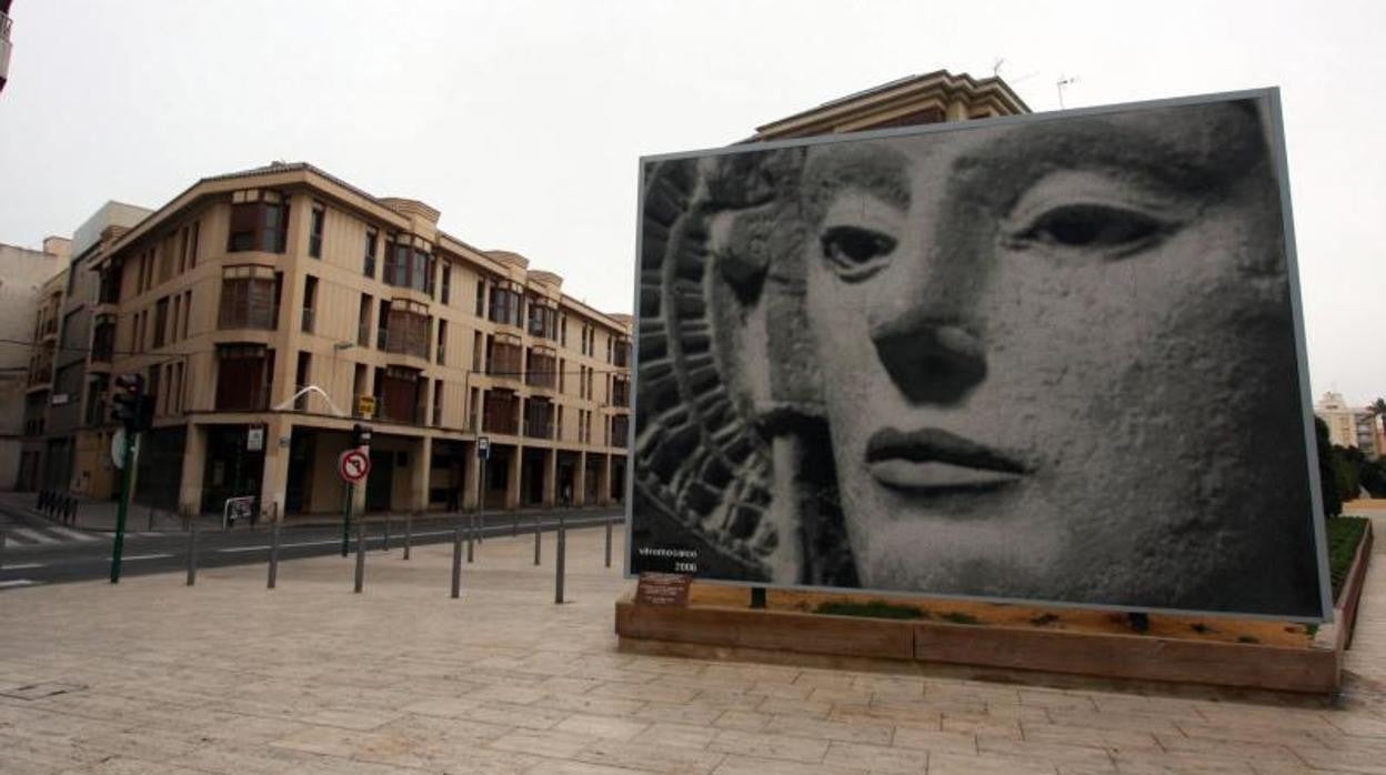 Imagen de la Dama de Elche en una calle de la ciudad ilicitana