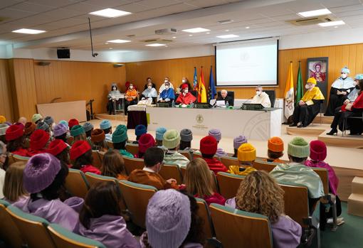 Imagen tomada durante la entrega de birretes para los nuevos doctores de la UCV