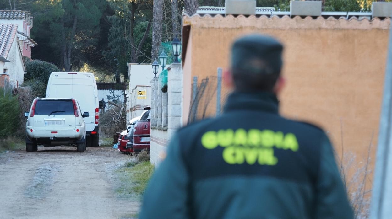 Un agente de la Guardia Civil vigila la llegada del furgón con Ramón C., de 48 años y más conocido como 'El Manitas'