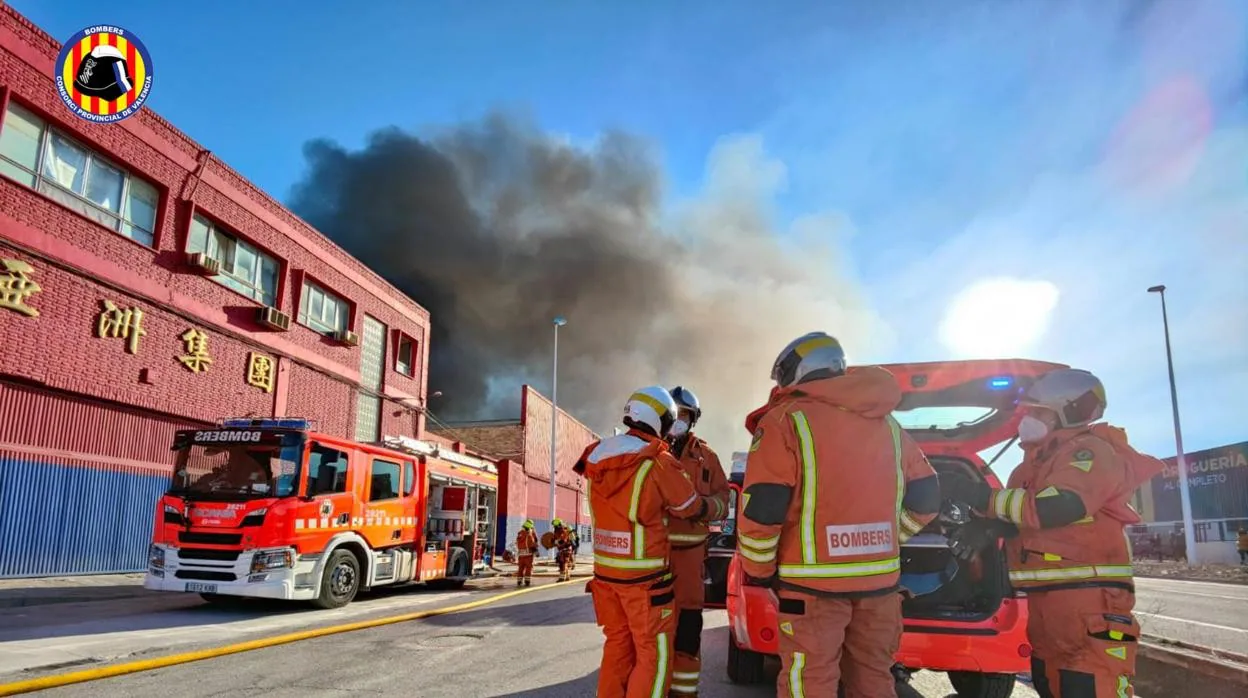 Imagen tomada durante la intervención de los bomberos en el incendio declarado en un polígono industrial de Manises (Valencia)