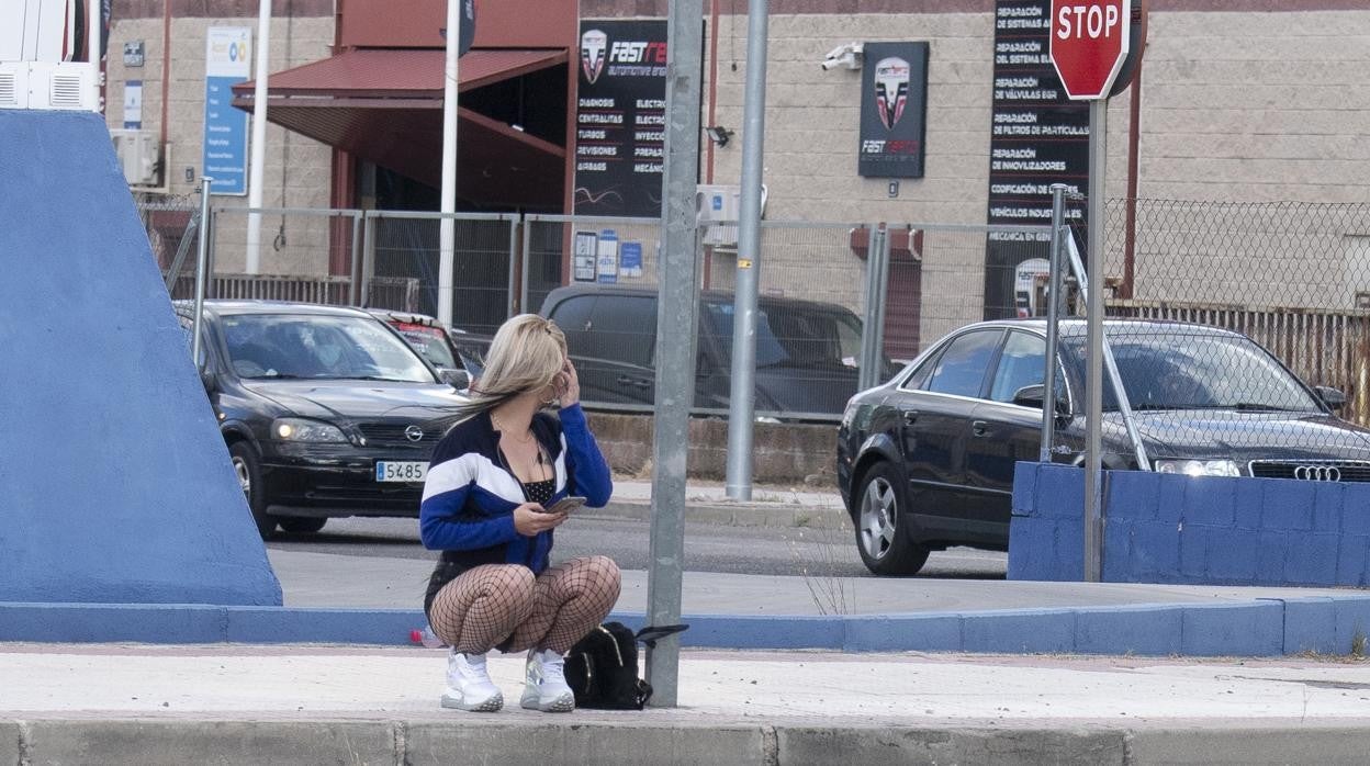Una mujer que ejerce la prostitución, en el polígono de Marconi