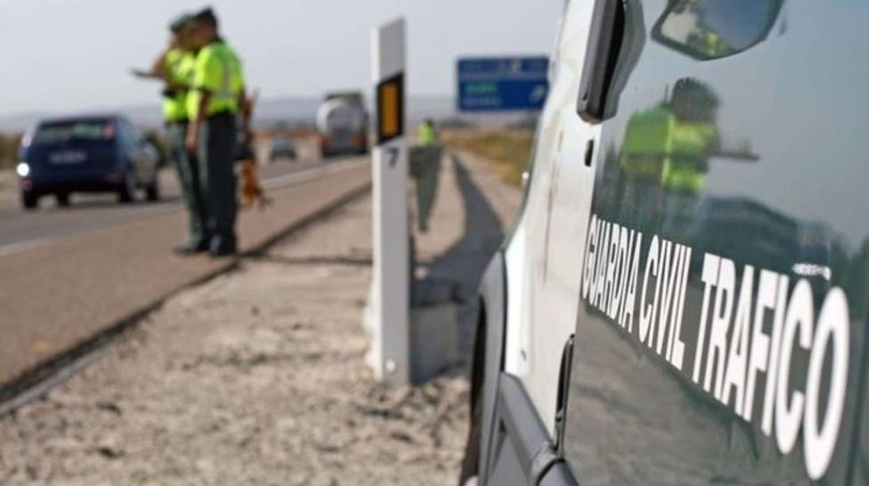 Muere un conductor de 60 años tras salirse de la vía y volcar su camión en Membrilla