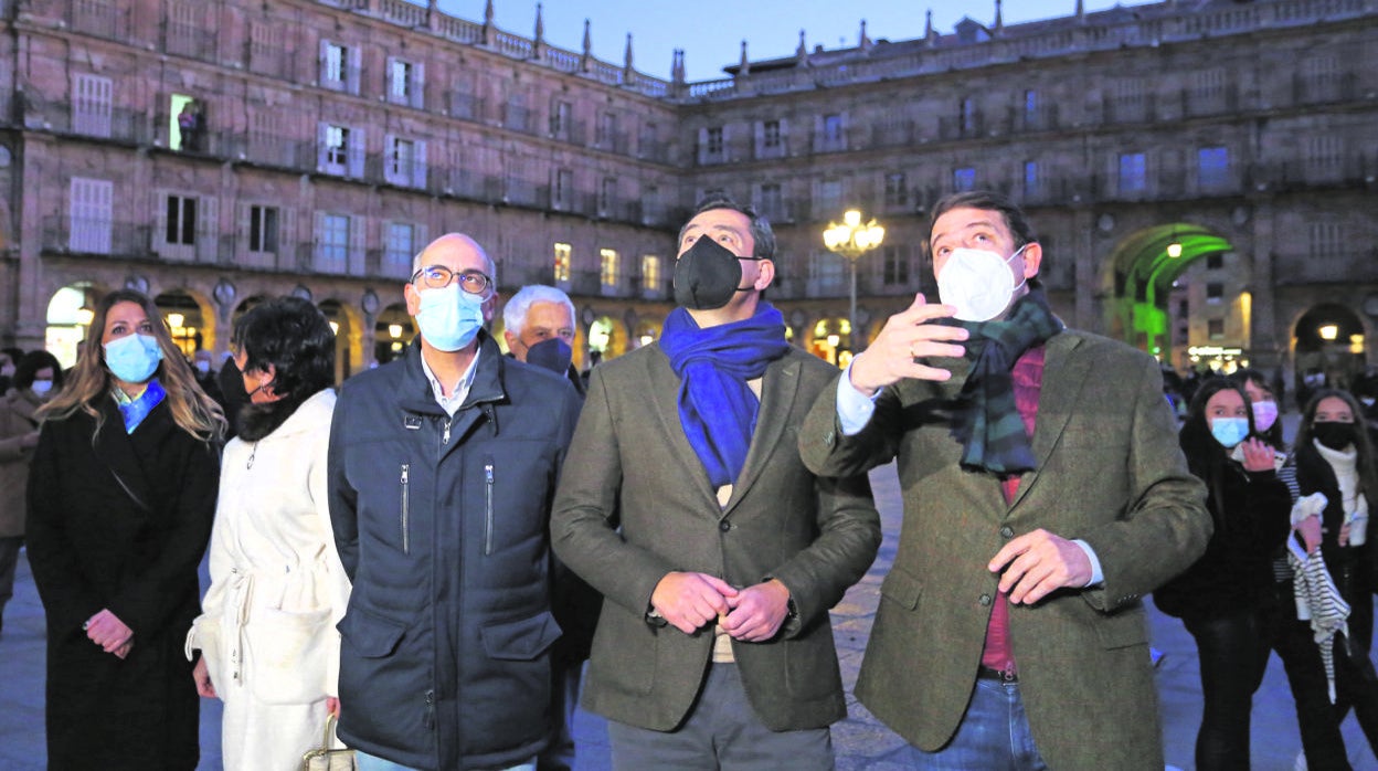 Iglesias, Mañueco y Moreno, ayer en la Plaza Mayor de Salamanca