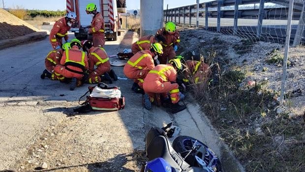 Un hombre y una mujer resultan heridos tras caer con la moto por un puente en la A-7 en Valencia