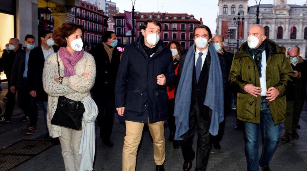 Alfonso Fernández Mañueco y José María Aznar, durante su paseo por el centro de Valladolid