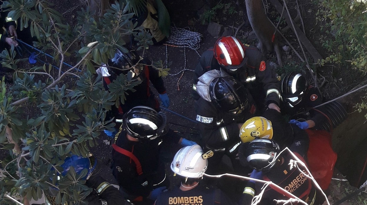 Efectivos de emergencias durante el rescate en Barcelona