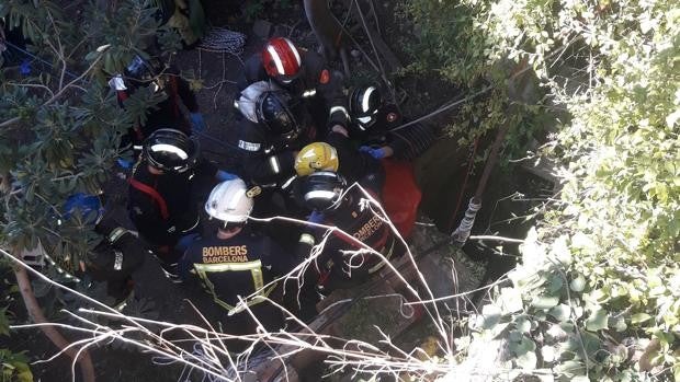 Rescate en Barcelona: un hombre cae a un pozo de 25 metros