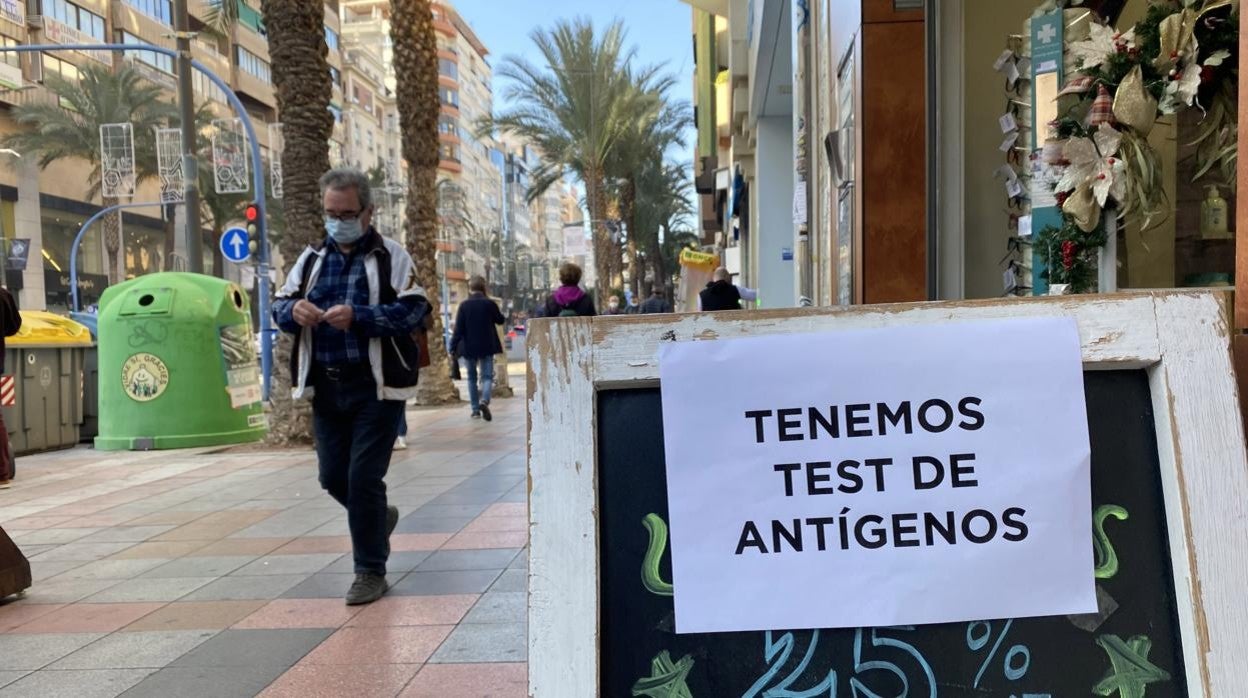 Imagen de una farmacia ofertando test de antígenos en Alicante