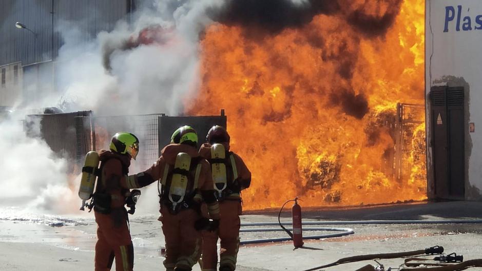 Un espectacular incendio arrasa una empresa de plásticos en Alcàsser