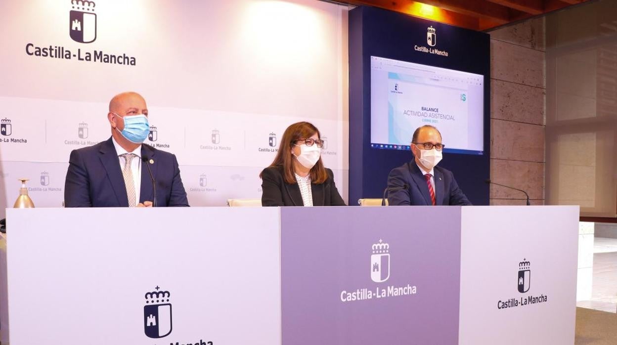 La directora gerente del Sescam, Regina Leal, y los directores de Asistencia Sanitaria, José Antonio Ballesteros, y de Atención Primaria, Julio Cuevas.