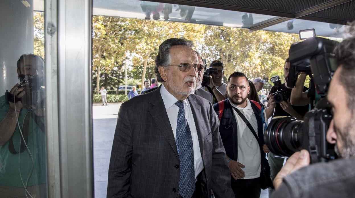 Imagen de archivo del exvicealcalde de Valencia Alfonso Grau en la entrada de la Audiencia Provincial de Valencia