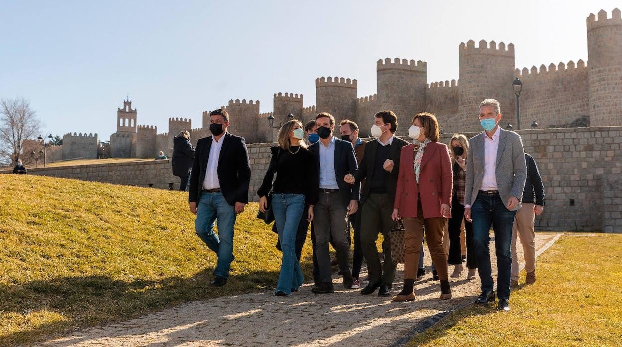 El presidente del Partido Popular, Pablo Casado, y el candidato del PP a la Presidencia de la Junta de Castilla y León, Alfonso Fernández Mañueco