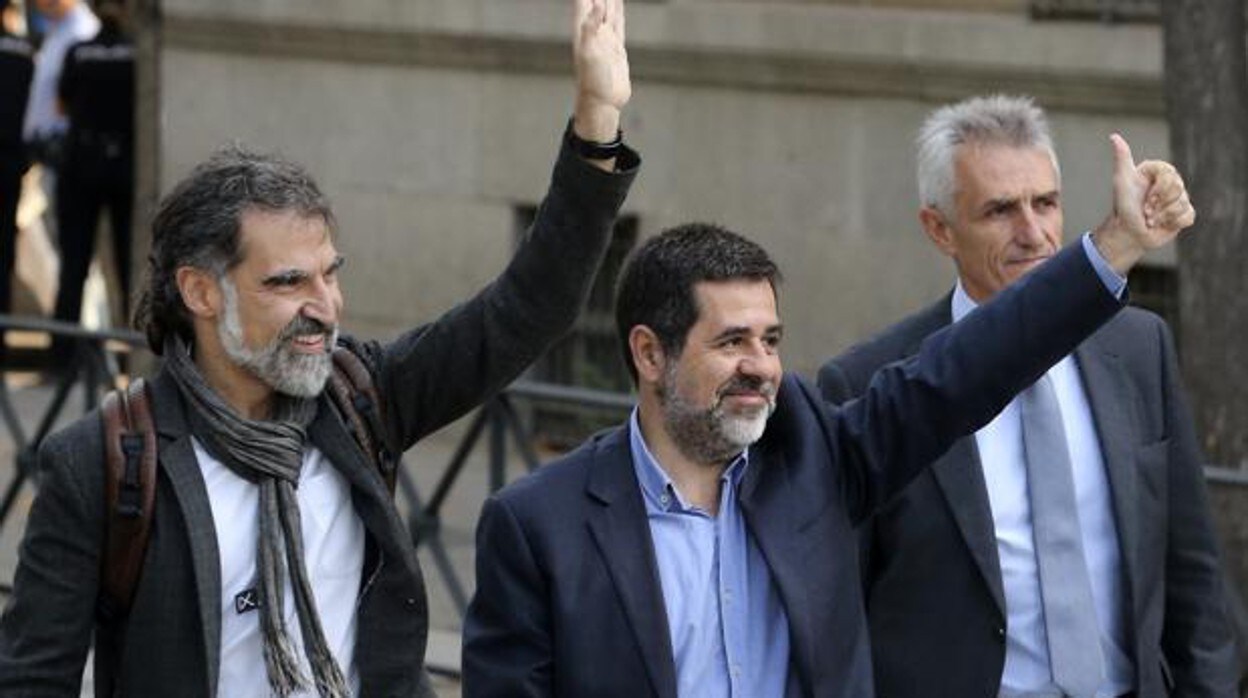 Los líderes independentistas Jordi Cuixart (izquierda) y Jordi Sànchez (derecha)