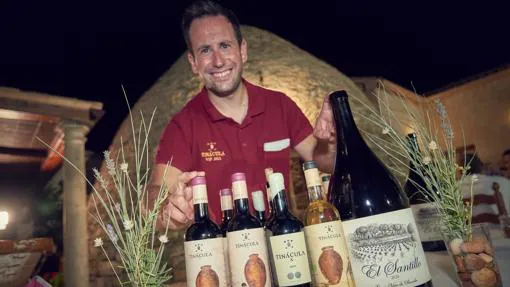 Daniel Sevilla, con todos los vinos que elabora en su bodega de Pozoamargo (Cuenca)