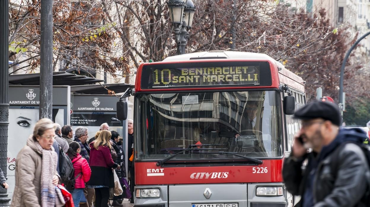 Imagen de archivo de un autobús de la EMT en el centro de Valencia