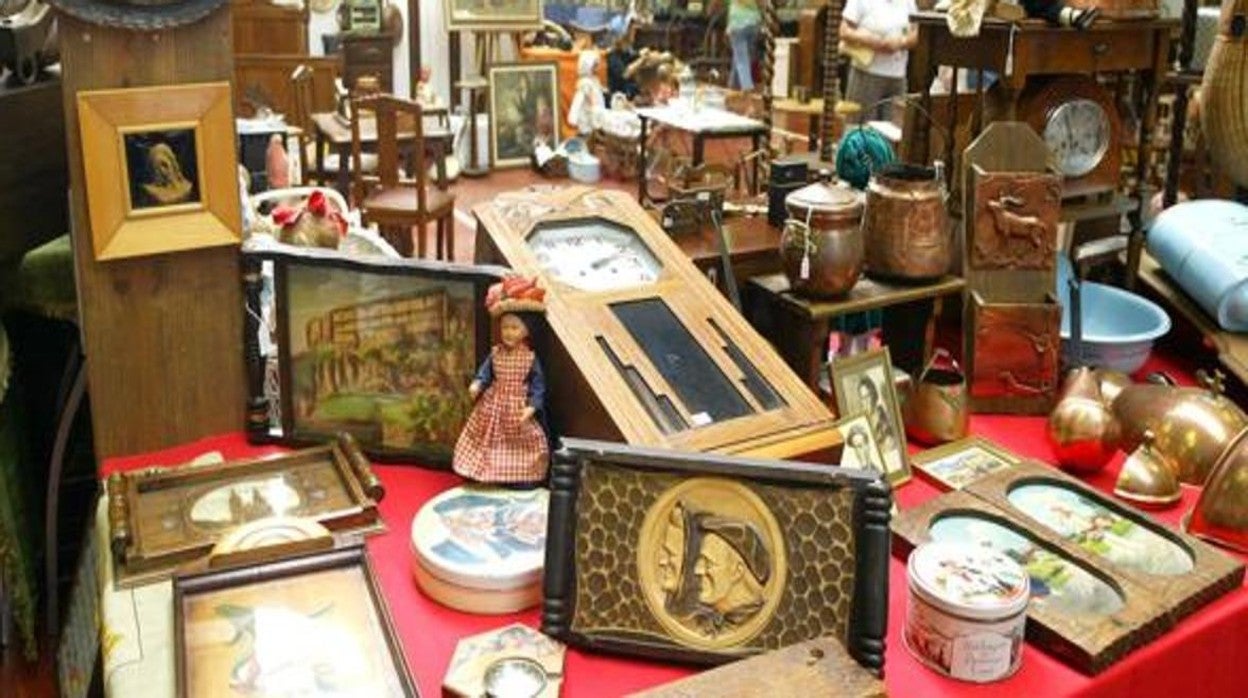 En la imagen de archivo, objetos de colección en una feria de antigüedades