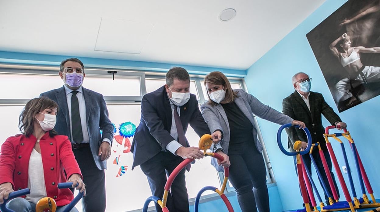 La karateca Sandra Sánchez y García-Page han inaugurado un 'minigym' para pacientes pediátricos