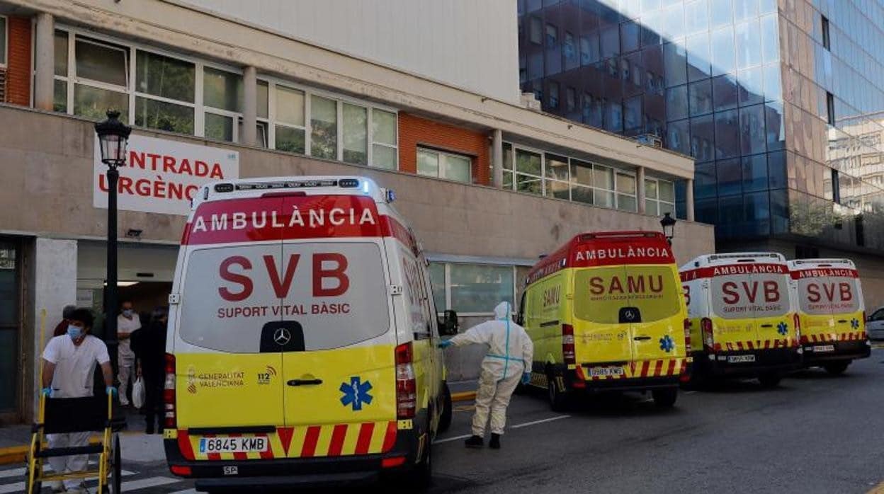 Ambulancias del SAMU y de SVB en un centro sanitario de la Comunidad Valenciana