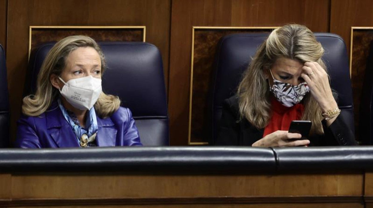 La vicepresidenta primera y ministra de Asuntos Económicos, Nadia Calviño (i); la vicepresidenta segunda del Gobierno y ministra de Trabajo y Economía Social, Yolanda Díaz, en una sesión plenaria en el Congreso