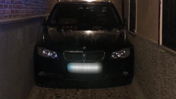 Un conductor que triplicaba el límite de alcohol se queda atrapado en un callejón del casco histórico de Toledo