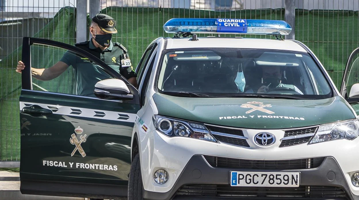 Imagen de archivo dos agentes de la Guardia Civil en la Comunidad Valenciana