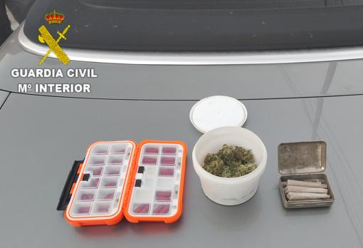 Bote con marihuana, cajetilla de cigarros de la misma sustancia y estuche con cápsulas