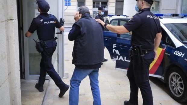 Detenido en Alicante por cortar en el brazo a su mujer con un cuchillo y amenazar a su hijo de cuatro años