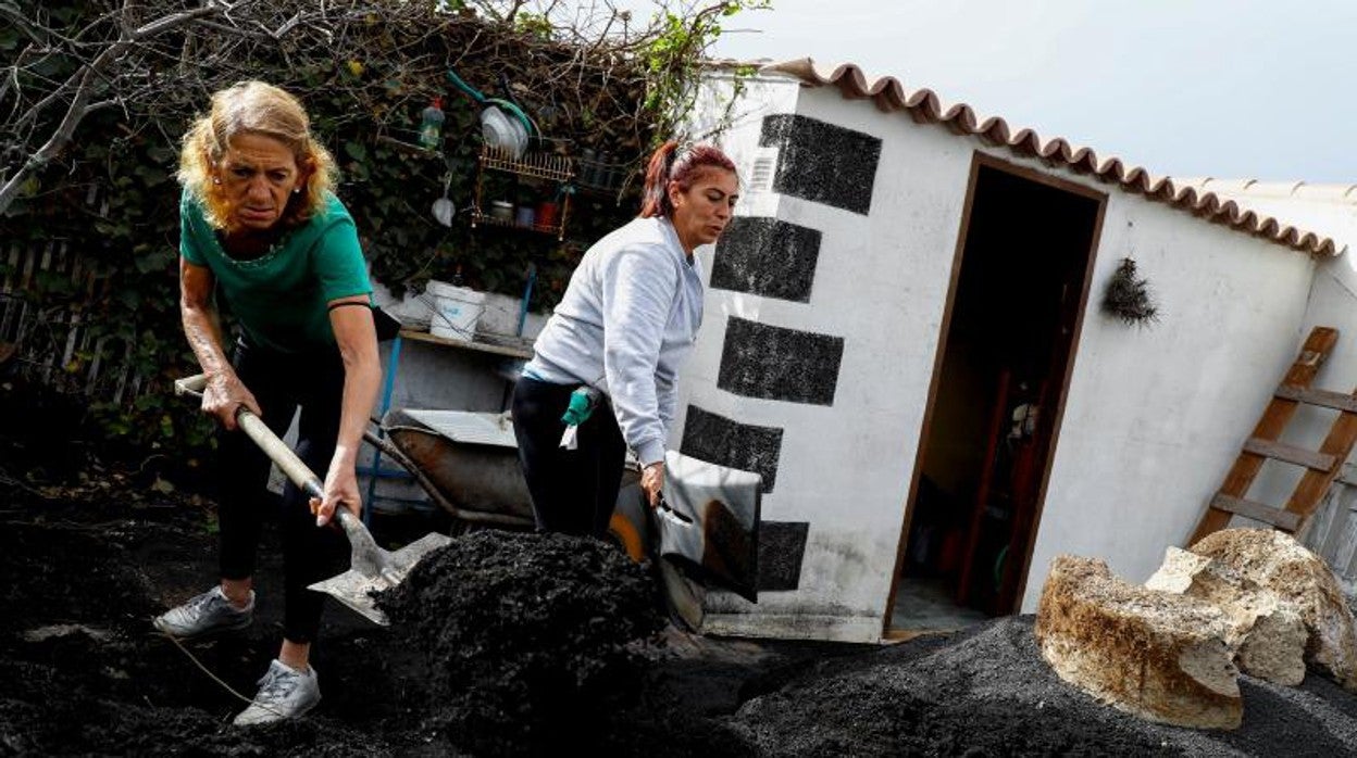 Inmaculada Pérez e Isa Fuentes limpian la ceniza su casa de Las Manchas