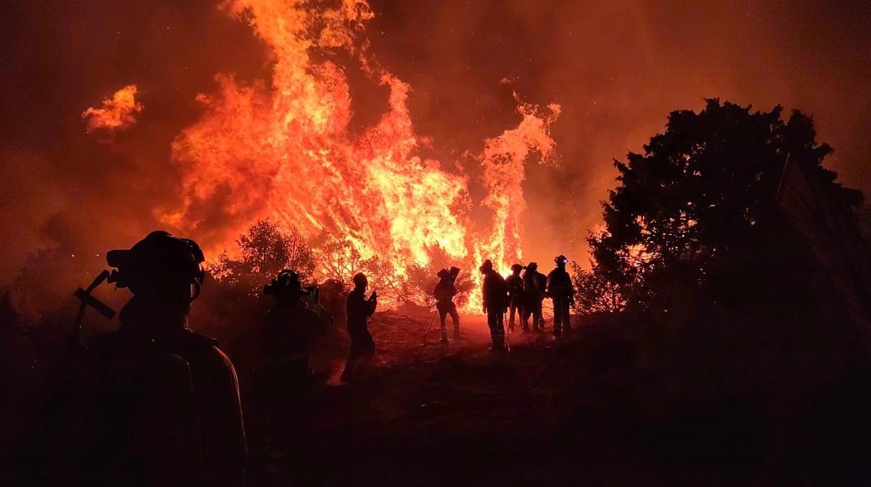 Foto de bomberos forestales trabajando en uno de los incendios del verano en Ávila