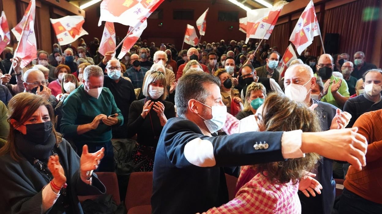 Tudanca abraza a Montero en Palencia