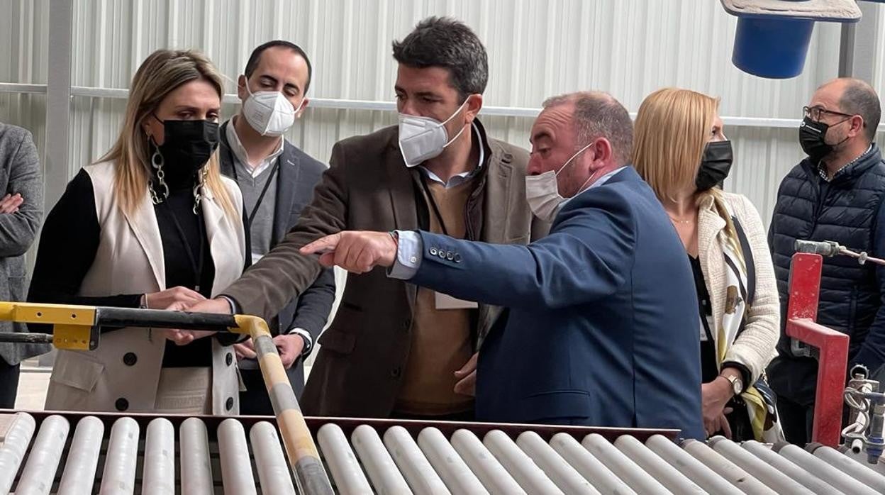 Carlos Mazón y Marta Barrachina, durante su visita a la empresa Estudio Cerámico