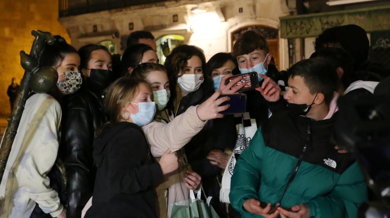 Isabel Díaz Ayuso se fotografía con varios jóvenes en las calles de Burgos