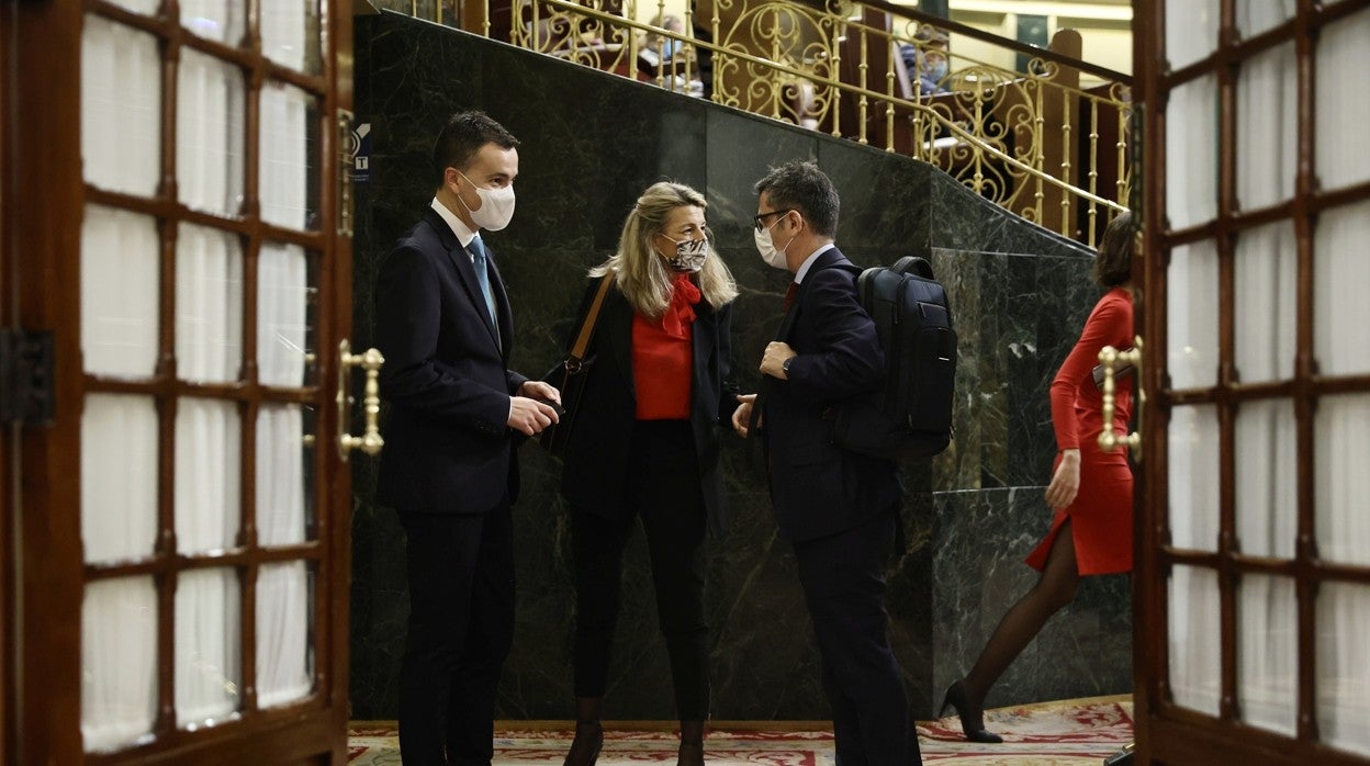 La vicepresidenta Díaz (c), con el ministro Bolaños (d) y el portavoz socialista, Gómez (i)