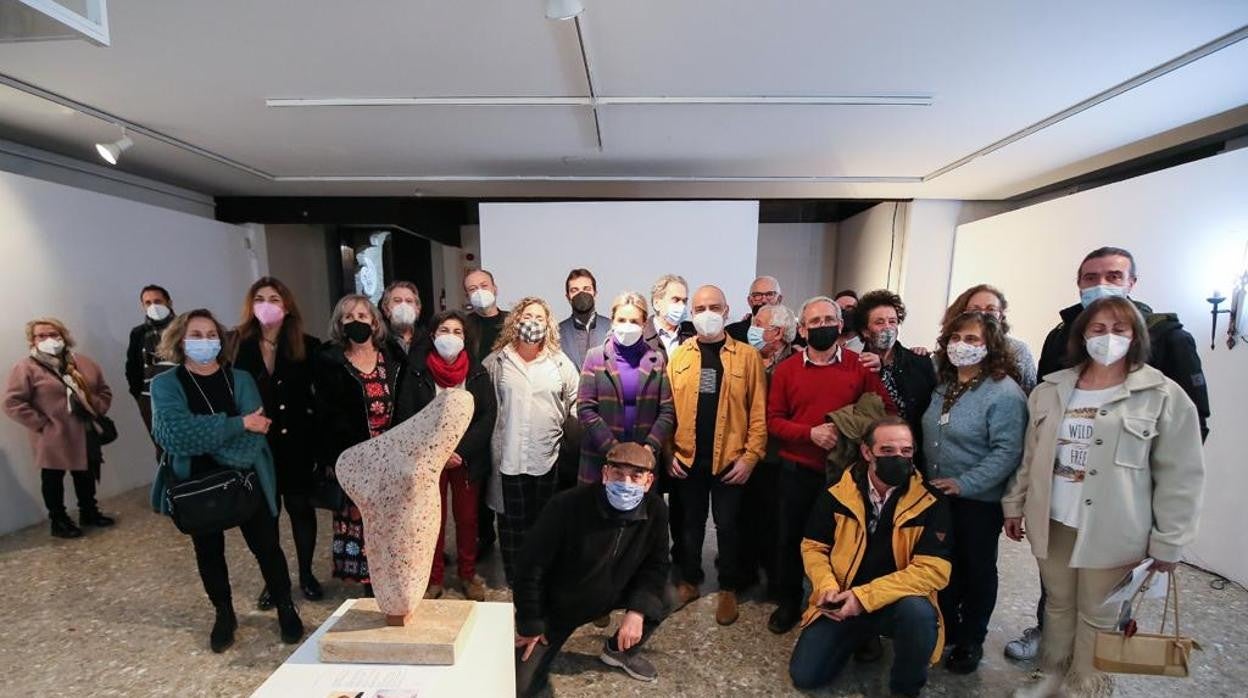 La alcaldesa, en el centro, con los artistas en la Escuela de Artes