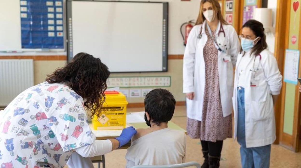 Un niño recibe la vacuna del coronavirus en un centro educativo de la Comunidad Valenciana