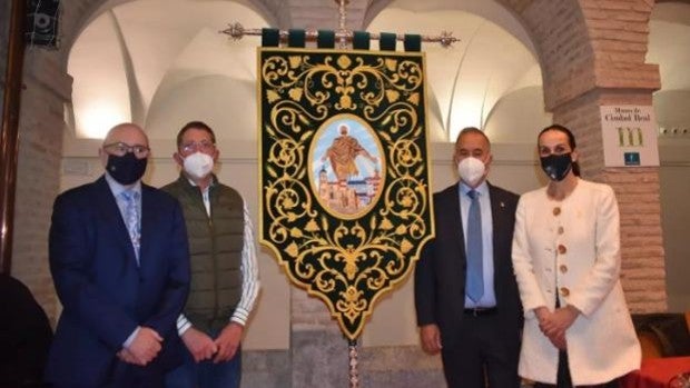 Presentan el nuevo estandarte de la Hermandad de San Isidro de Ciudad Real