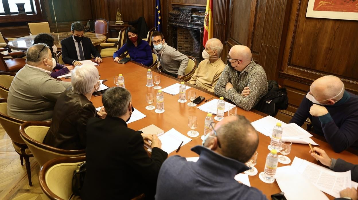 Diputados de Unidas Podemos se reúnen con víctimas de abusos sexuales por parte de la Iglesia Católica