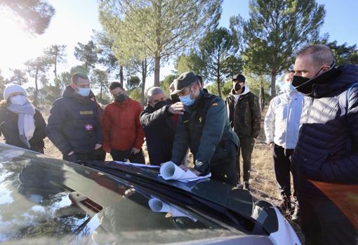 Vecinos y familiares acompañan a la Guardia Civil en una de las primeras batidas