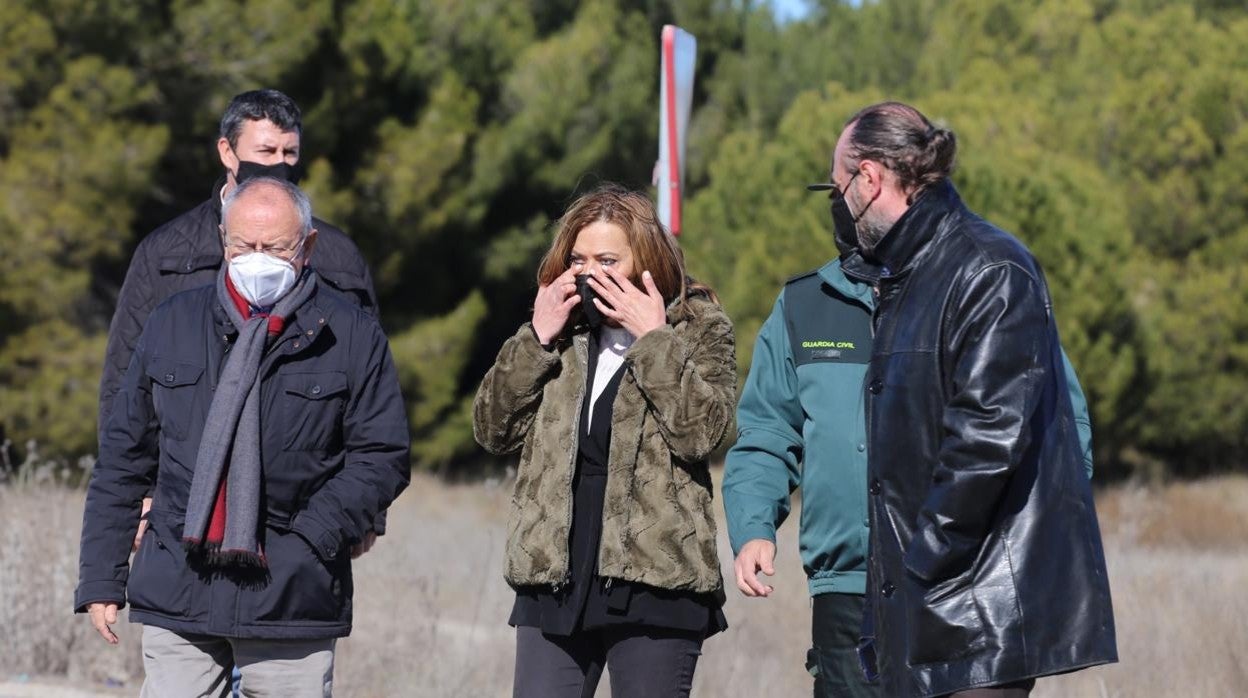 La delegada del Gobierno, Virginia Barcones, en el lugar donde ha sido Localizado el cuerpo de la mujer desaparecida en Traspinedo (Valladolid), Esther López, junto a la carretera de acceso al municipio