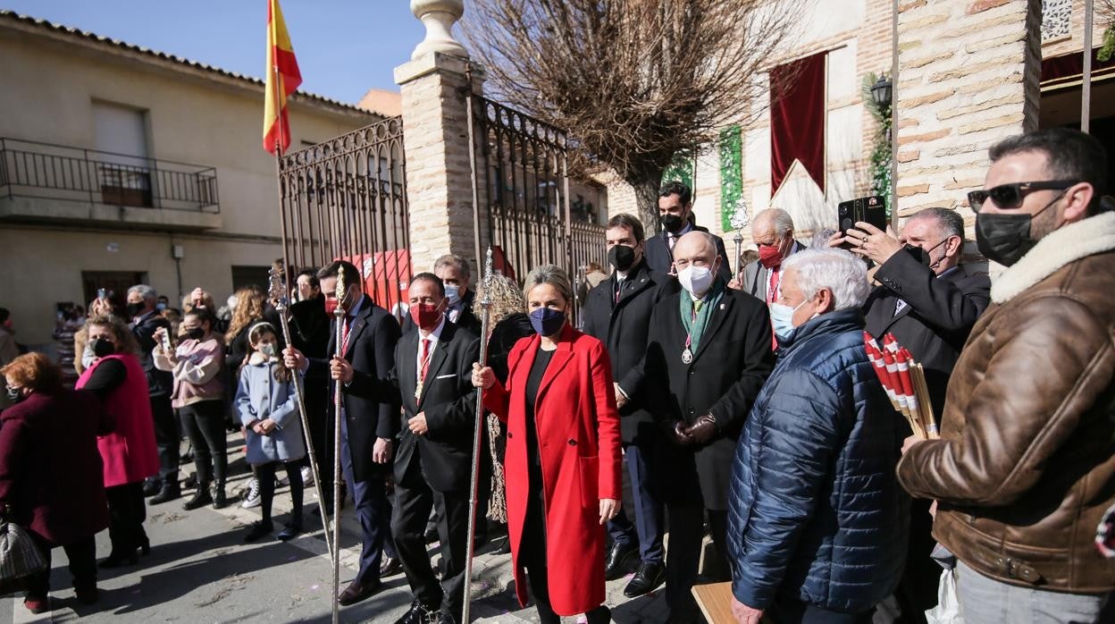 La alcaldesa, Milagros Tolón, en la procesión de Azucaica