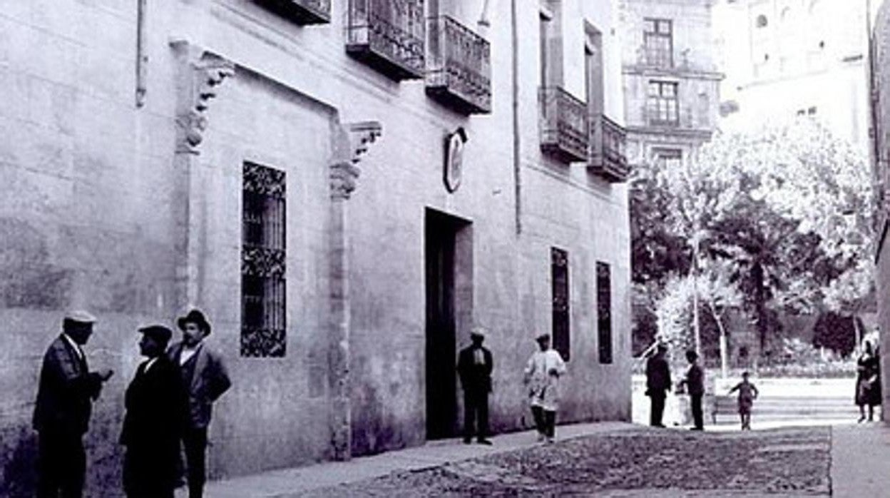 Fachada de la Audiencia Provincial en la calle de Cardenal Cisneros hacia 1920. Aun mostraba una portada gótica ya cegada. Foto Rodríguez