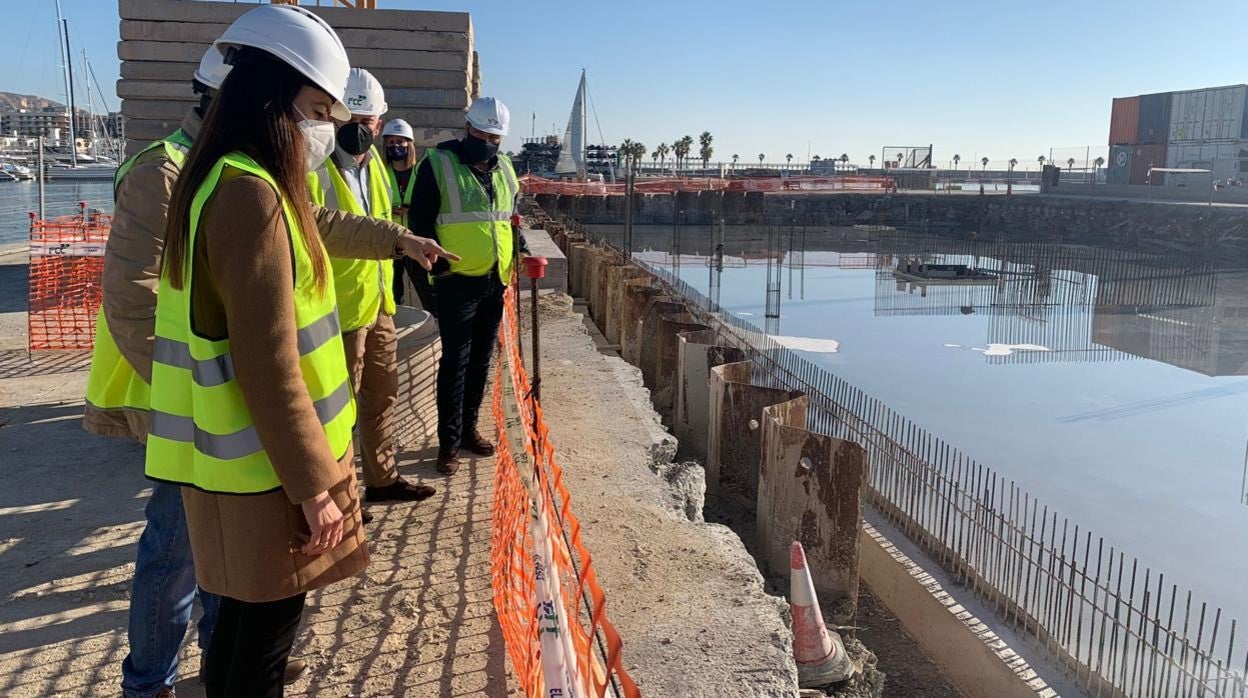 La consellera Carolina Pascual visita las obras en el Puerto de Alicante