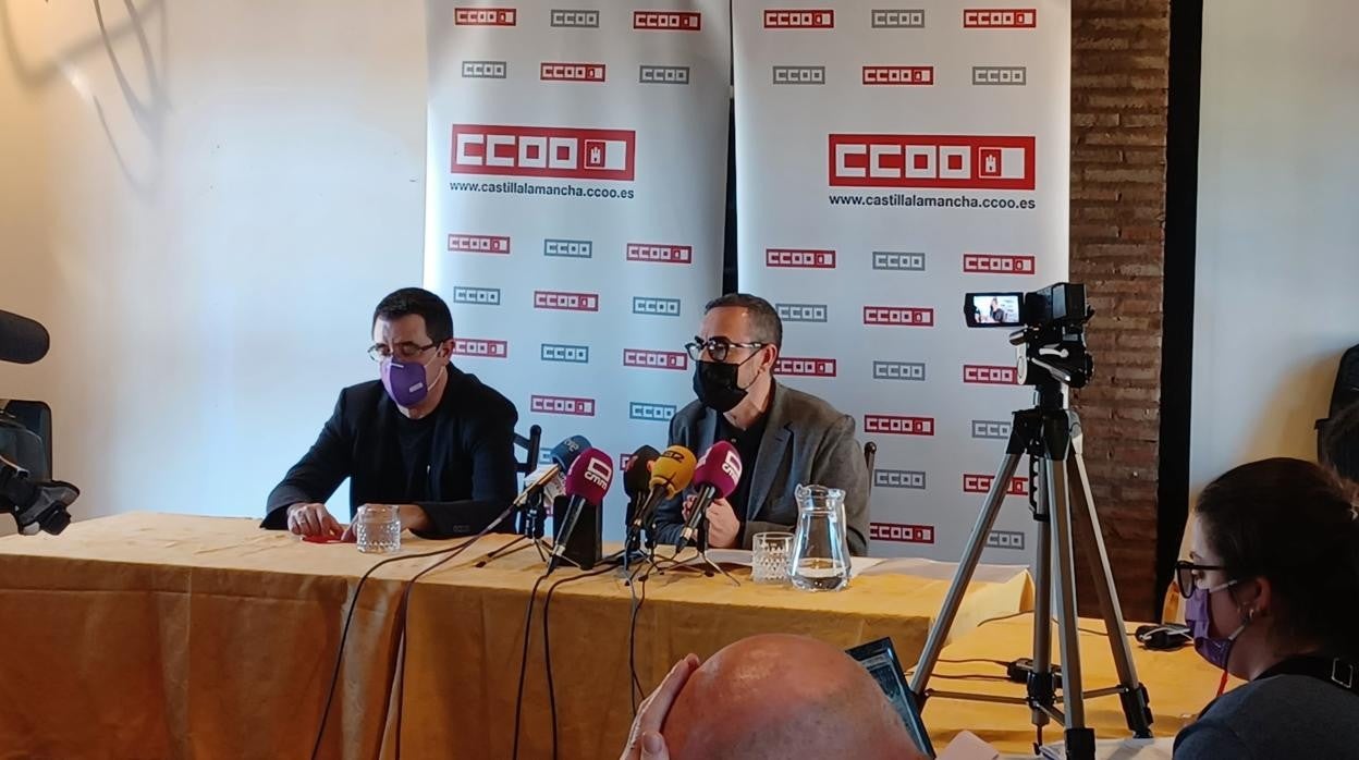 Paco de la Rosa (a la derecha) en la rueda de prensa en Toledo