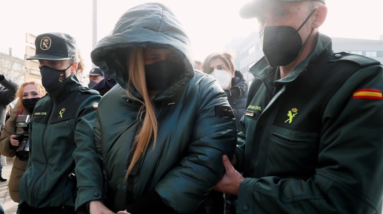 La acusada y madre de la niña Desirée Leal llega escoltada a la Audiencia Provincial de Lugo