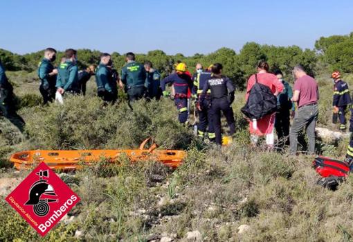 Personal de los servicios de Emergencia de la Guardia Civil y la Policía Local, junto a los Bomberos