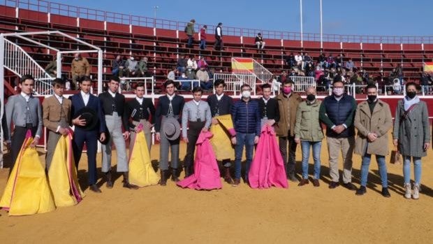 Primera clase práctica de los alumnos de la Escuela Taurina 'Domingo Ortega' fuera de su sede