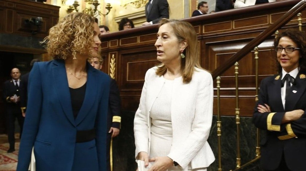 La presidenta del Congreso, Meritxell Batet, junto a la vicepresidenta segunda, Ana Pastor, en el hemiciclo