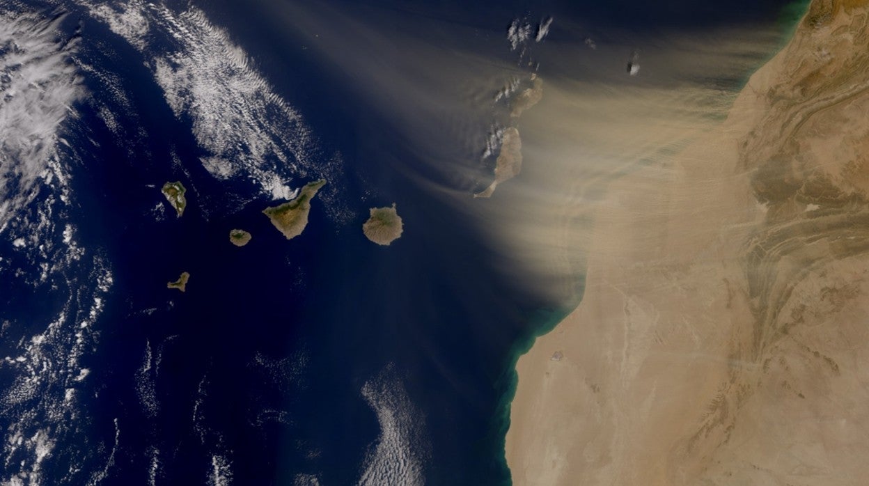 Imagen del satélite Sentinel-3 que muestra el polvo en suspensión en Canarias.